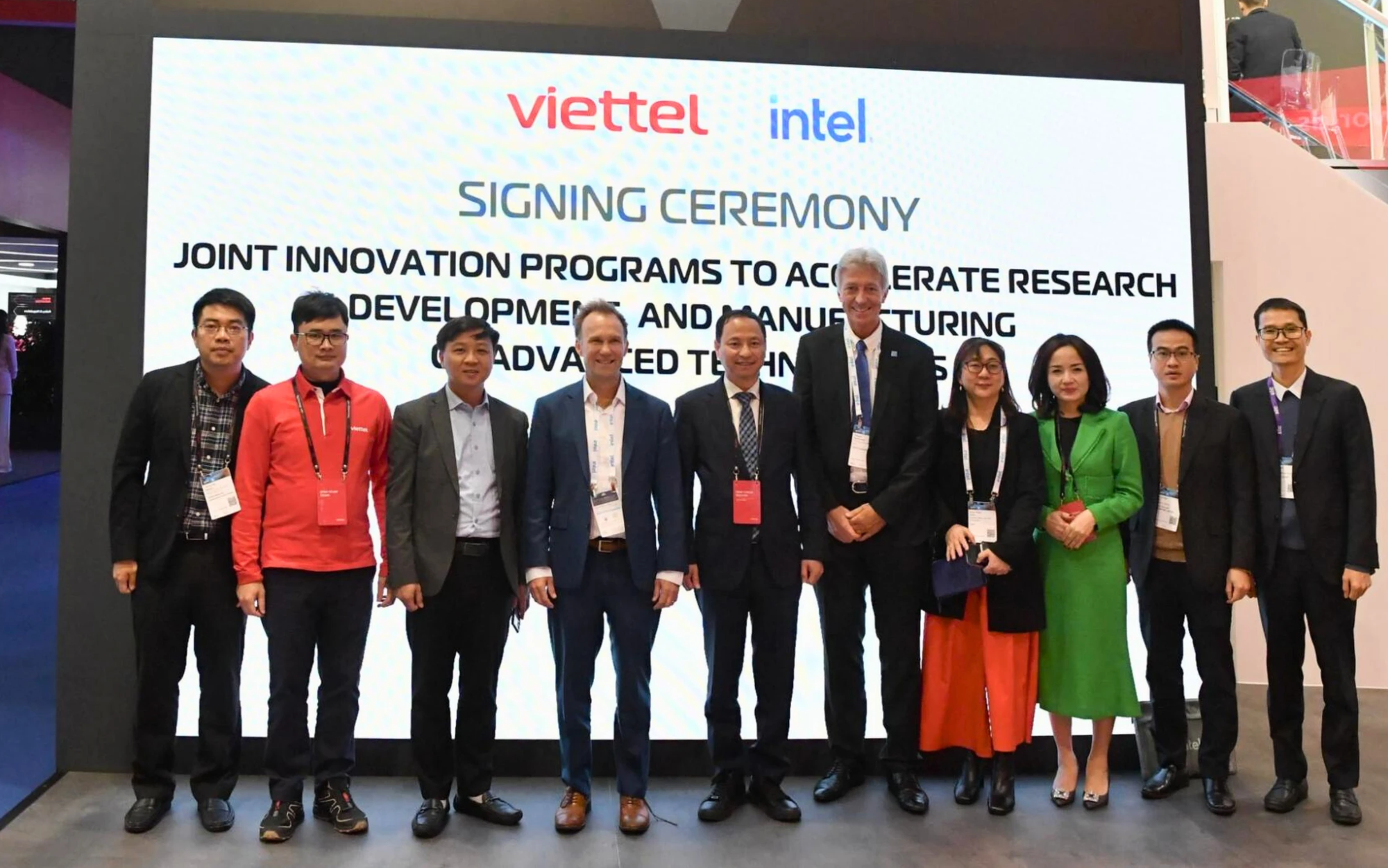 Viettel và Intel ký kết hợp tác trong lĩnh vực công nghệ cao và hạ tầng số- Ảnh 2. Viettel và Intel ký kết hợp tác trong lĩnh vực công nghệ cao và hạ tầng số- Ảnh 2.