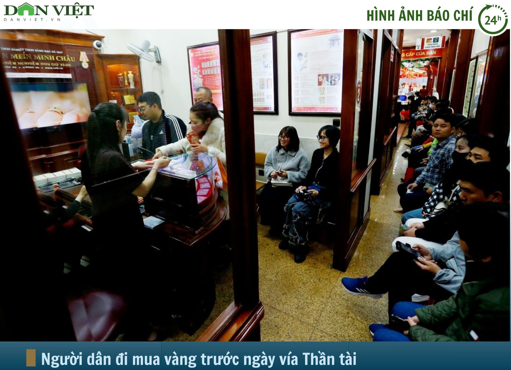Hình ảnh báo chí 24h: Xếp hàng mua vàng trước ngày vía Thần tài ở Hà Nội- Ảnh 1. Hình ảnh báo chí 24h: Xếp hàng mua vàng trước ngày vía Thần tài ở Hà Nội- Ảnh 1.
