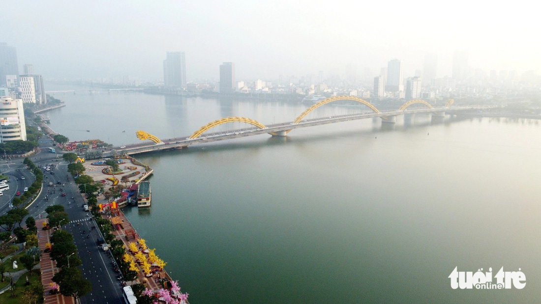 Đường hoa Tết Đà Nẵng, chưa mở cửa đã có nhiều người check-in- Ảnh 1. - Vietnam.vn Đường hoa Tết bên bờ sông Hàn (Đà Nẵng) - Ảnh: ĐOÀN CƯỜNG