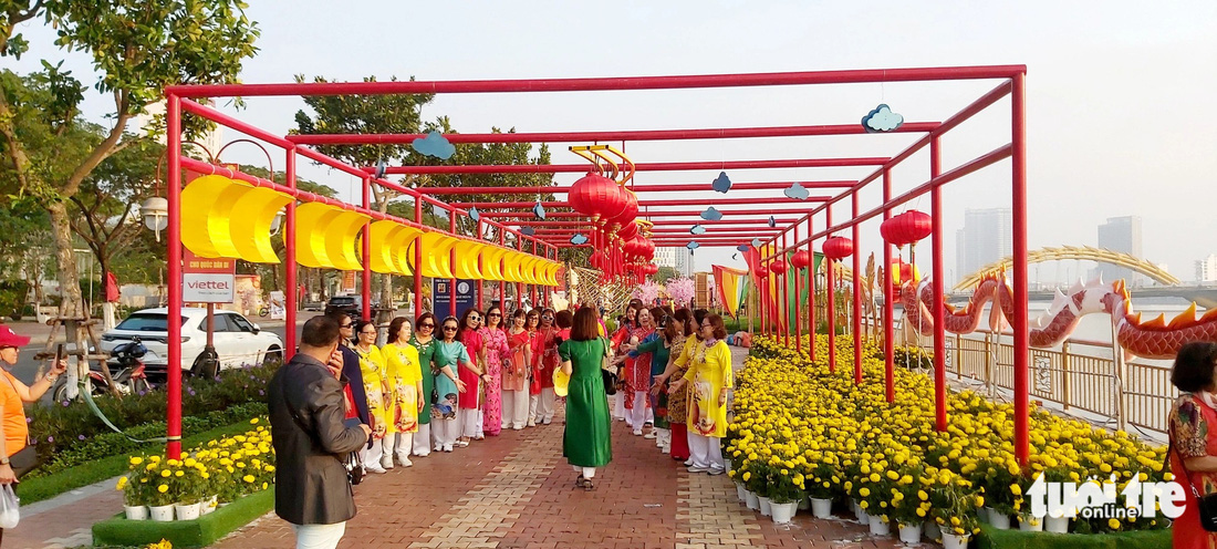 Đường hoa Tết Đà Nẵng, chưa mở cửa đã có nhiều người check-in- Ảnh 2. - Vietnam.vn Đường hoa đoạn đối diện Công viên APEC đã cơ bản hoàn thiện, từ sáng sớm đã có nhiều người check-in - Ảnh: ĐOÀN CƯỜNG