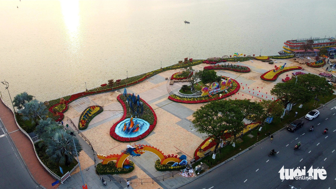 Đường hoa Tết Đà Nẵng, chưa mở cửa đã có nhiều người check-in- Ảnh 4. - Vietnam.vn Đường hoa Tết Đà Nẵng sẽ hoàn thành trước ngày 7-2 (nhằm ngày 28 tháng chạp năm Quý Mão) - Ảnh: ĐOÀN CƯỜNG