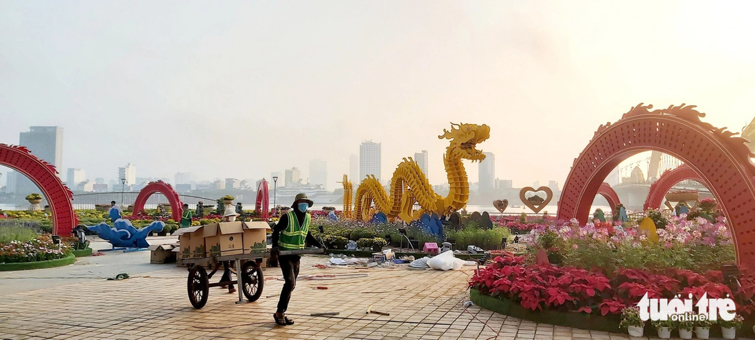 Đường hoa Tết Đà Nẵng, chưa mở cửa đã có nhiều người check-in- Ảnh 5. - Vietnam.vn Những công đoạn cuối cùng đang được gấp rút hoàn thành - Ảnh: ĐOÀN CƯỜNG