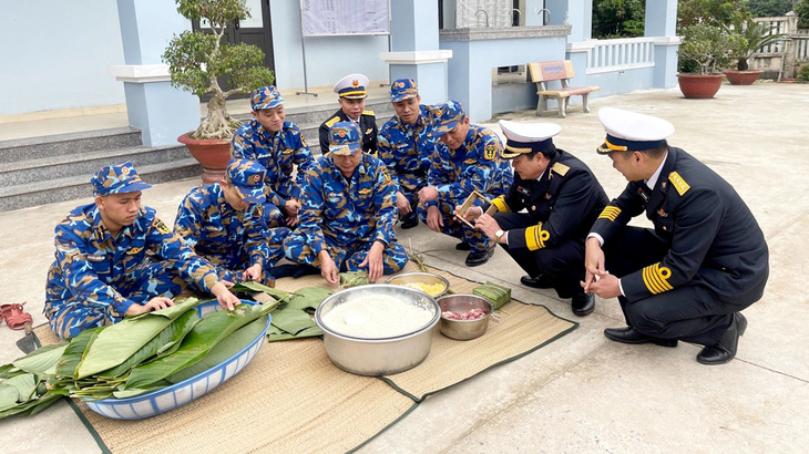 Đón xuân trên 'mắt biển'- Ảnh 3. Cùng nhau gói bánh chưng cho khuây nỗi nhớ nhà - Ảnh: VĨNH HÀ