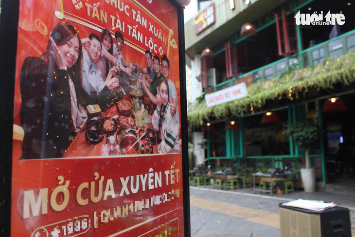 Nhiều quán ăn treo biển mở cửa xuyên Tết Nguyên đán - Ảnh: DƯƠNG LIỄU - Vietnam.vn Nhiều quán ăn treo biển mở cửa xuyên Tết Nguyên đán - Ảnh: DƯƠNG LIỄU