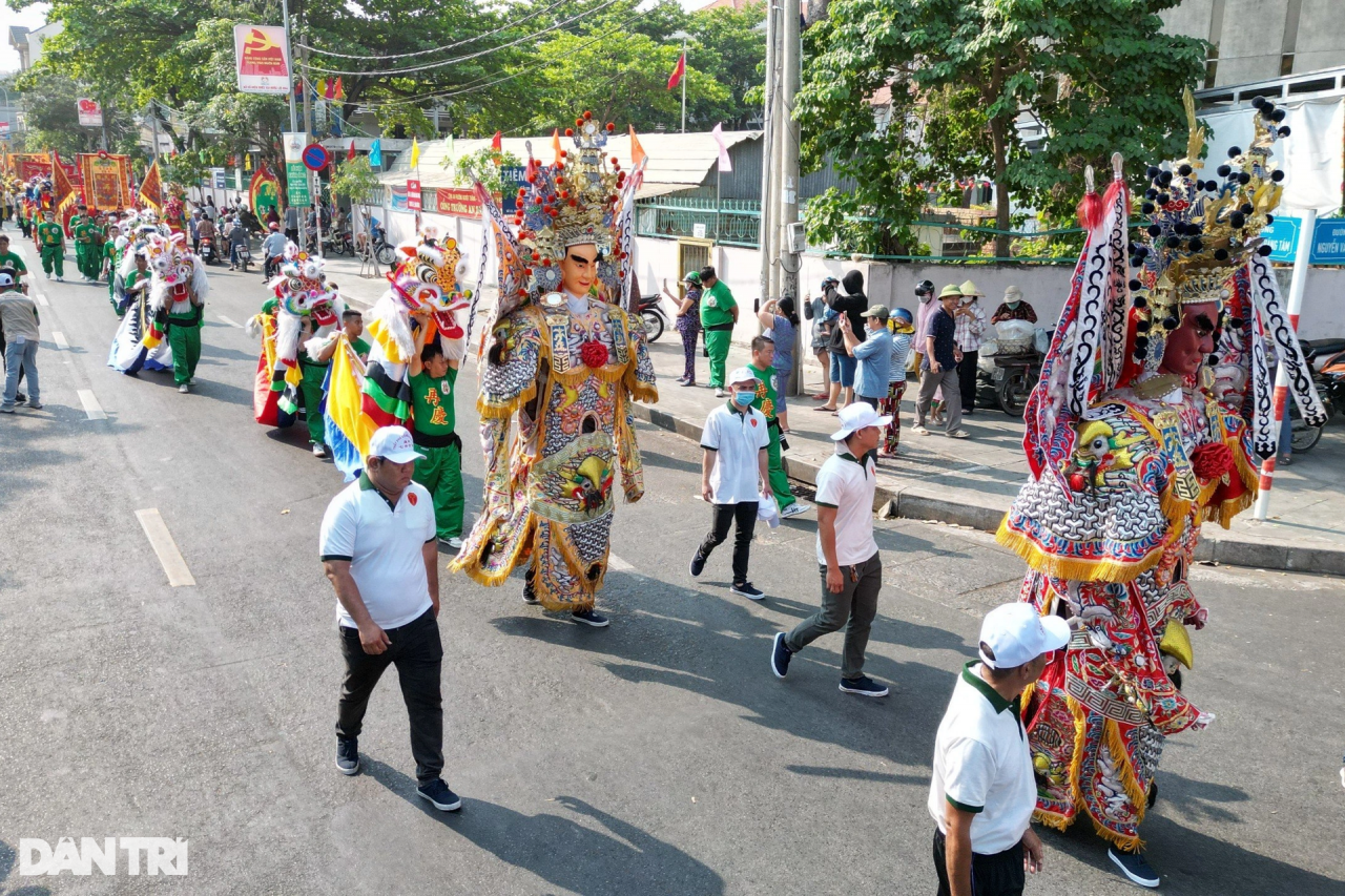 Người dân hóa trang thần tiên, diễu hành lễ nghinh thần độc đáo ở Biên Hòa - 6 Người dân hóa trang thần tiên, diễu hành lễ nghinh thần độc đáo ở Biên Hòa - 6