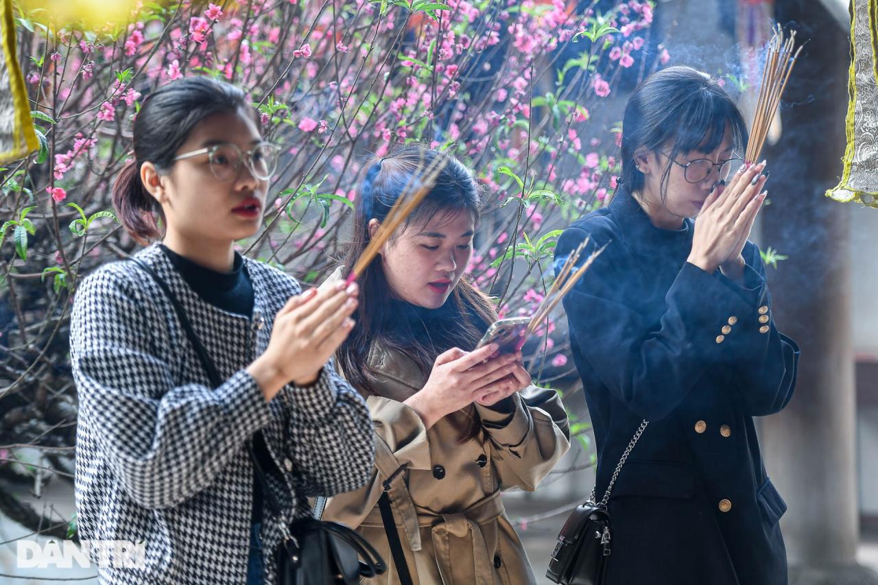 Ngôi chùa nổi tiếng Hà Nội đông kín người đến cầu duyên ngày lễ tình yêu - 2 Ngôi chùa nổi tiếng Hà Nội đông kín người đến cầu duyên ngày lễ tình yêu - 2