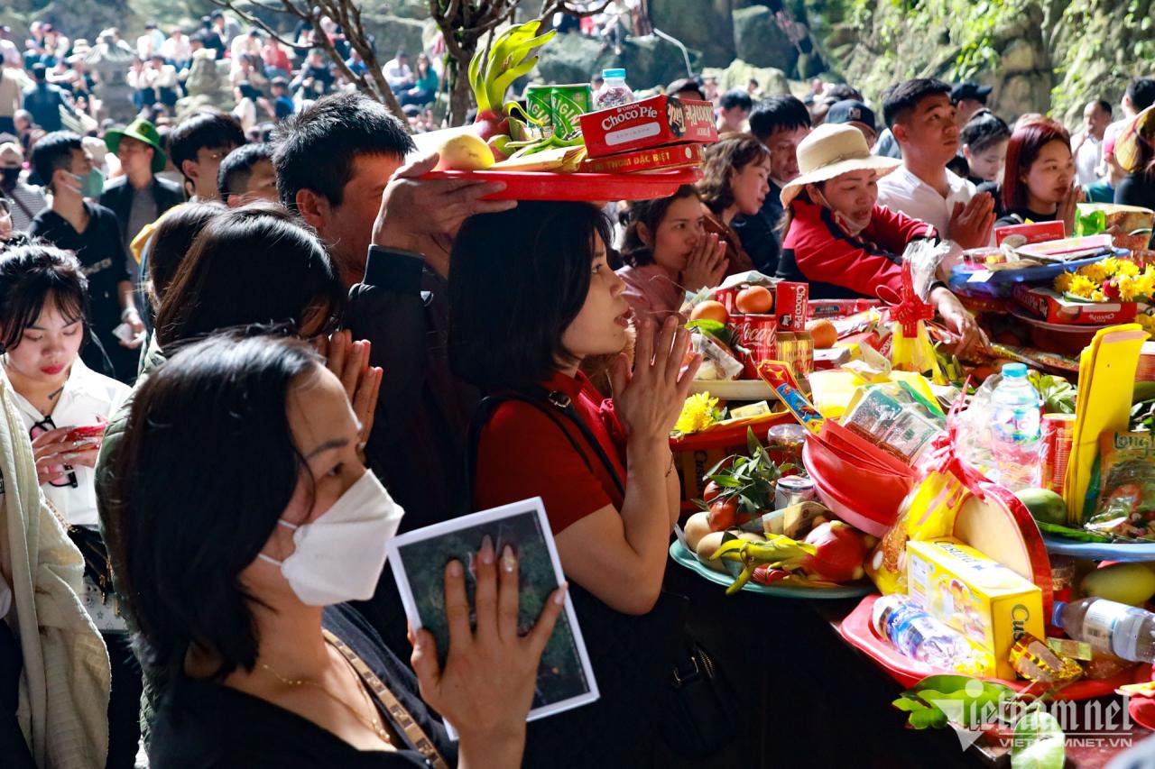 chua-huong-13-889 - Vietnam.vn chua huong 13.jpg