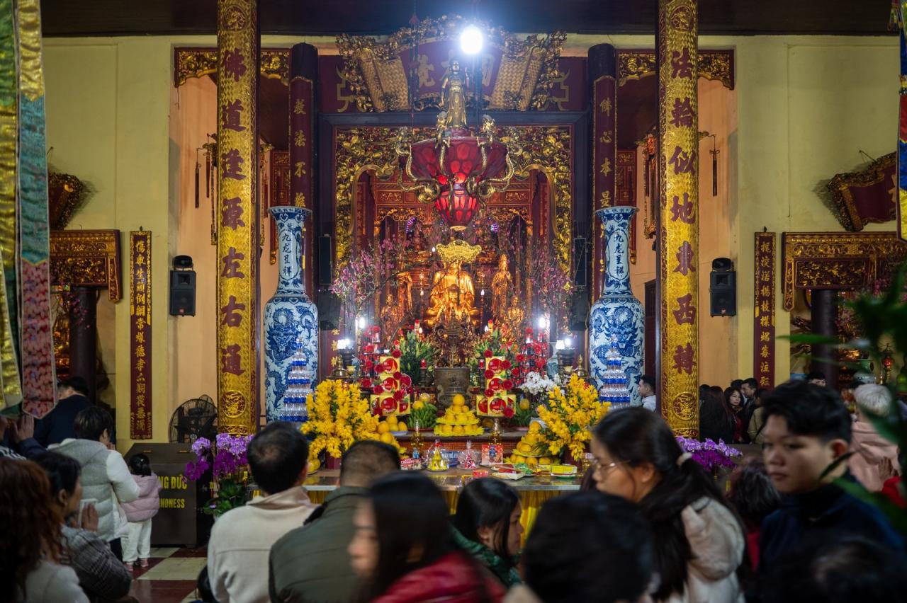 Phủ Tây Hồ, chùa Quán Sứ chật kín người đi lễ đầu năm - 12 Phủ Tây Hồ, chùa Quán Sứ chật kín người đi lễ đầu năm - 12