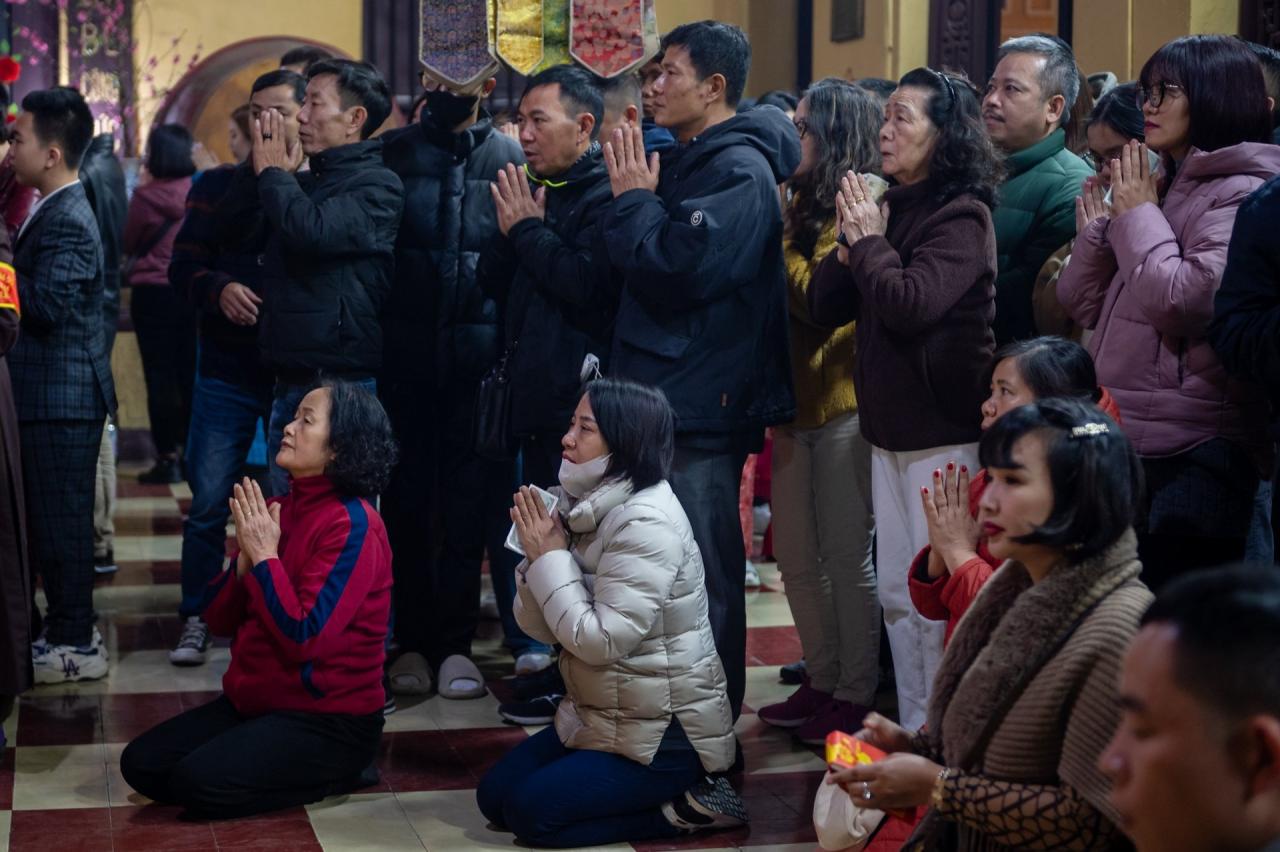 Phủ Tây Hồ, chùa Quán Sứ chật kín người đi lễ đầu năm - 13 Phủ Tây Hồ, chùa Quán Sứ chật kín người đi lễ đầu năm - 13