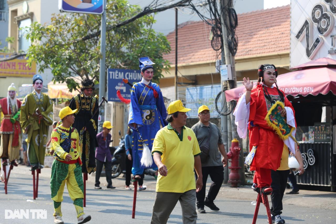Người dân hóa trang thần tiên, diễu hành lễ nghinh thần độc đáo ở Biên Hòa - 11