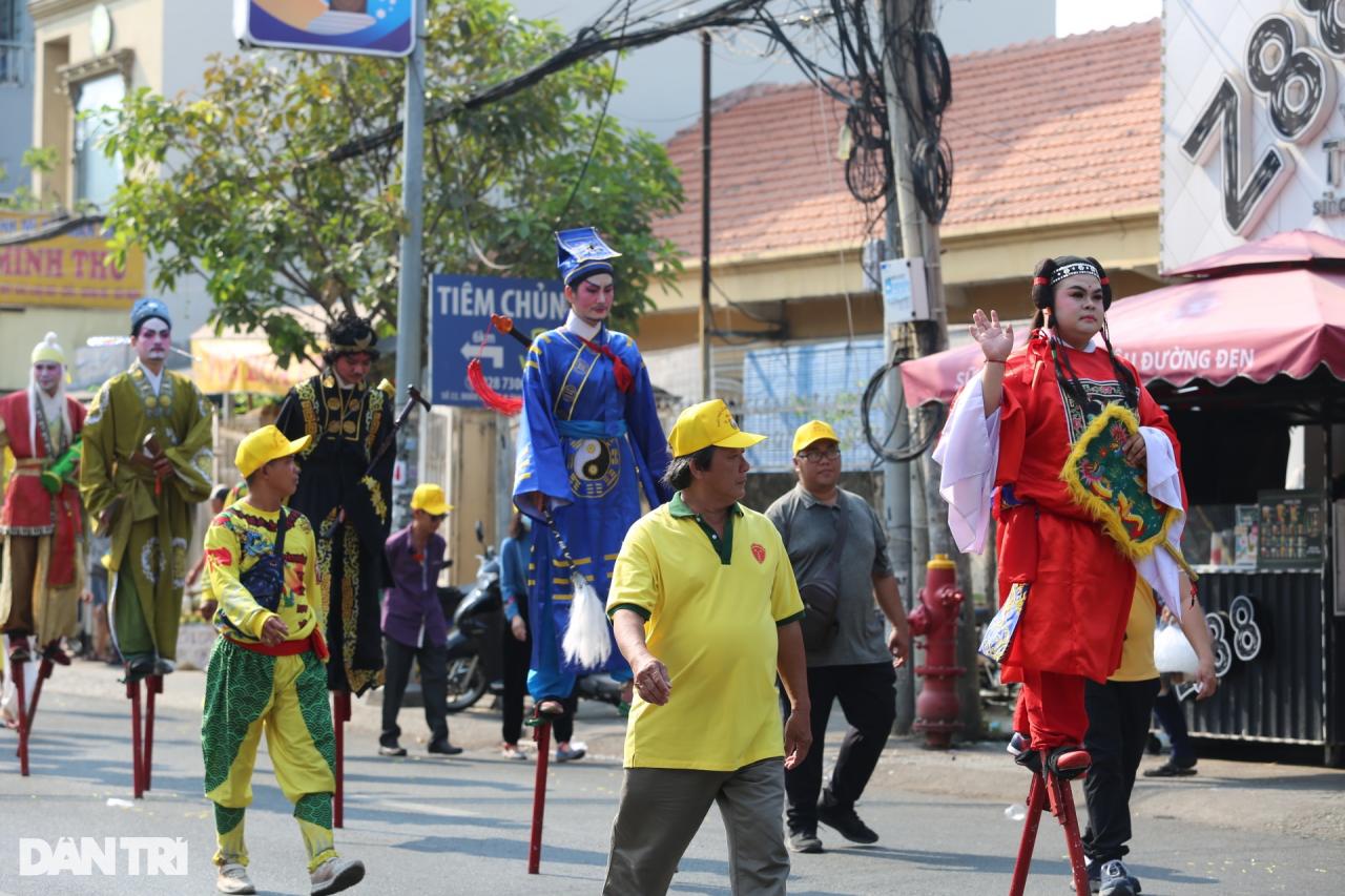 Người dân hóa trang thần tiên, diễu hành lễ nghinh thần độc đáo ở Biên Hòa - 11 Người dân hóa trang thần tiên, diễu hành lễ nghinh thần độc đáo ở Biên Hòa - 11