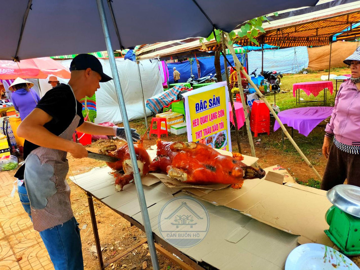 Bày bán đặc sản thịt trâu tại chợ tình Ea Tam - Ảnh độc giả THIỀU NGUYỄN VĨ DẠ - Vietnam.vn Bày bán đặc sản thịt trâu tại chợ tình Ea Tam