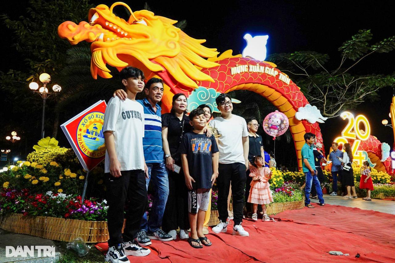 Không khí người dân cả nước hân hoan, vui đón giao thừa Tết Giáp Thìn - 20 Không khí người dân cả nước hân hoan, vui đón giao thừa Tết Giáp Thìn - 20