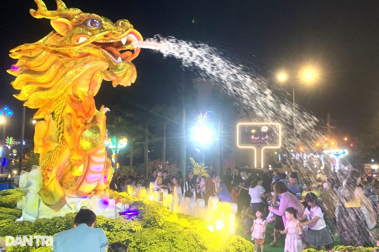 Không khí người dân cả nước hân hoan, vui đón giao thừa Tết Giáp Thìn - 19 Không khí người dân cả nước hân hoan, vui đón giao thừa Tết Giáp Thìn - 19
