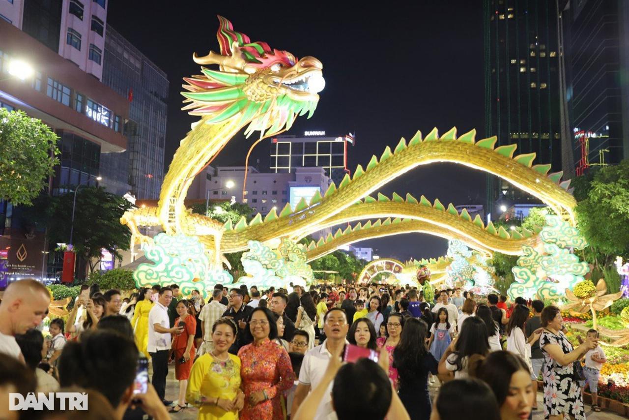 Không khí người dân cả nước hân hoan, vui đón giao thừa Tết Giáp Thìn - 1 Không khí người dân cả nước hân hoan, vui đón giao thừa Tết Giáp Thìn - 1