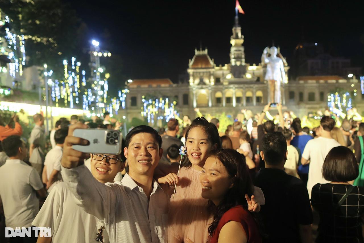 Không khí người dân cả nước hân hoan, vui đón giao thừa Tết Giáp Thìn - 2 Không khí người dân cả nước hân hoan, vui đón giao thừa Tết Giáp Thìn - 2