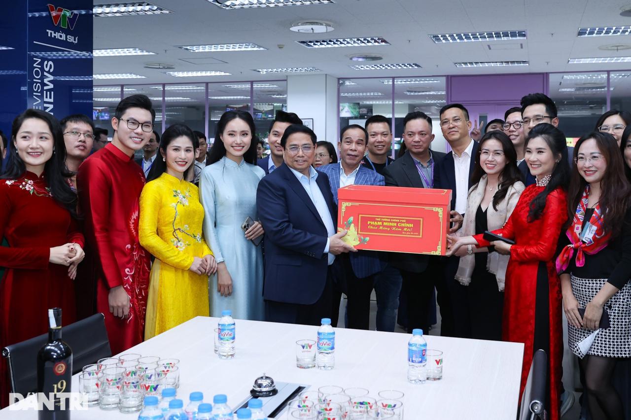 Không khí người dân cả nước hân hoan, vui đón giao thừa Tết Giáp Thìn - 7 Không khí người dân cả nước hân hoan, vui đón giao thừa Tết Giáp Thìn - 7