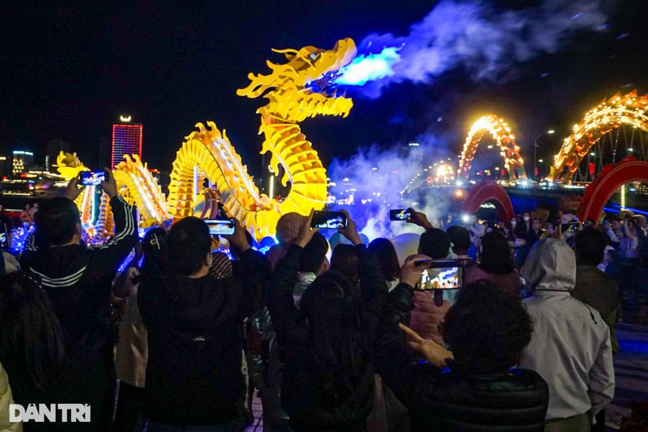 Không khí người dân cả nước hân hoan, vui đón giao thừa Tết Giáp Thìn - 21 Không khí người dân cả nước hân hoan, vui đón giao thừa Tết Giáp Thìn - 21