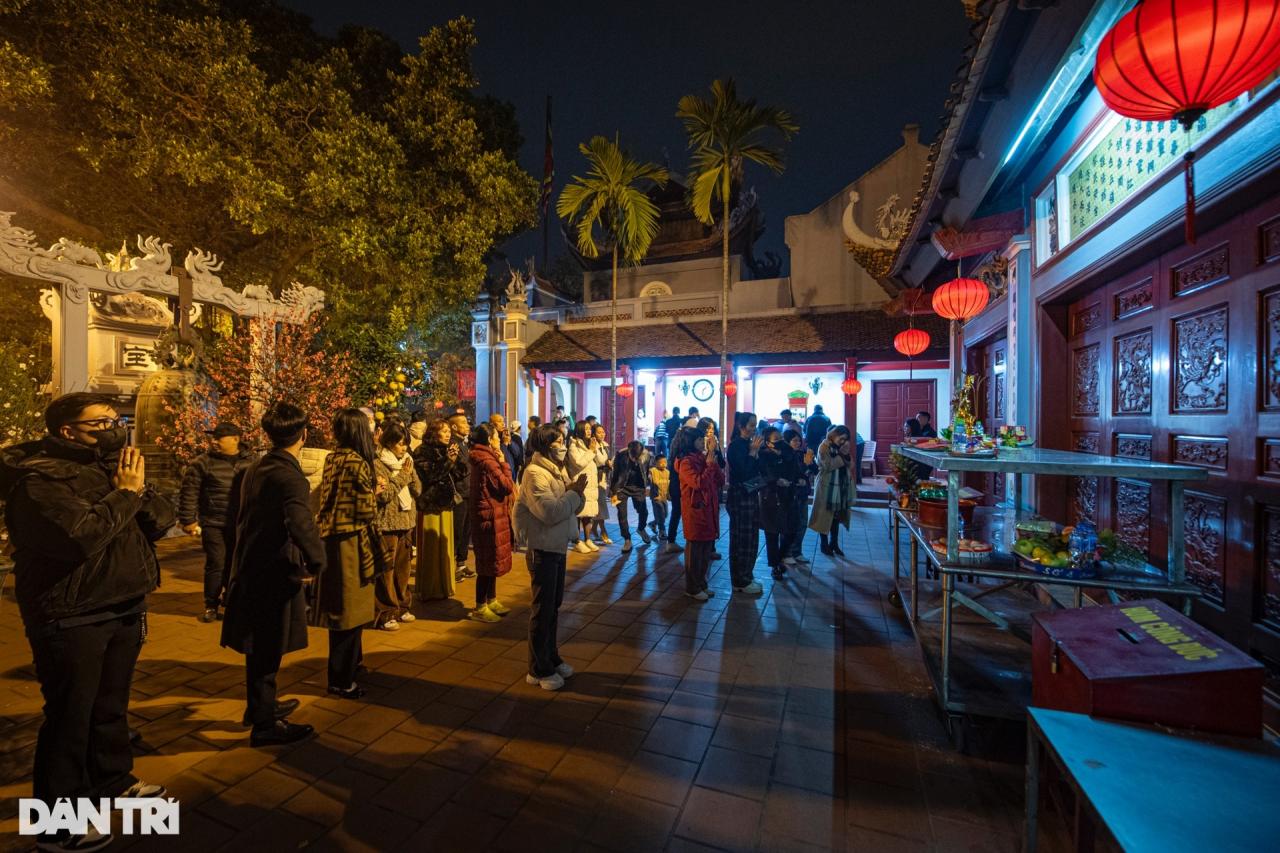 Phủ Tây Hồ, chùa Quán Sứ chật kín người đi lễ đầu năm - 6 Phủ Tây Hồ, chùa Quán Sứ chật kín người đi lễ đầu năm - 6