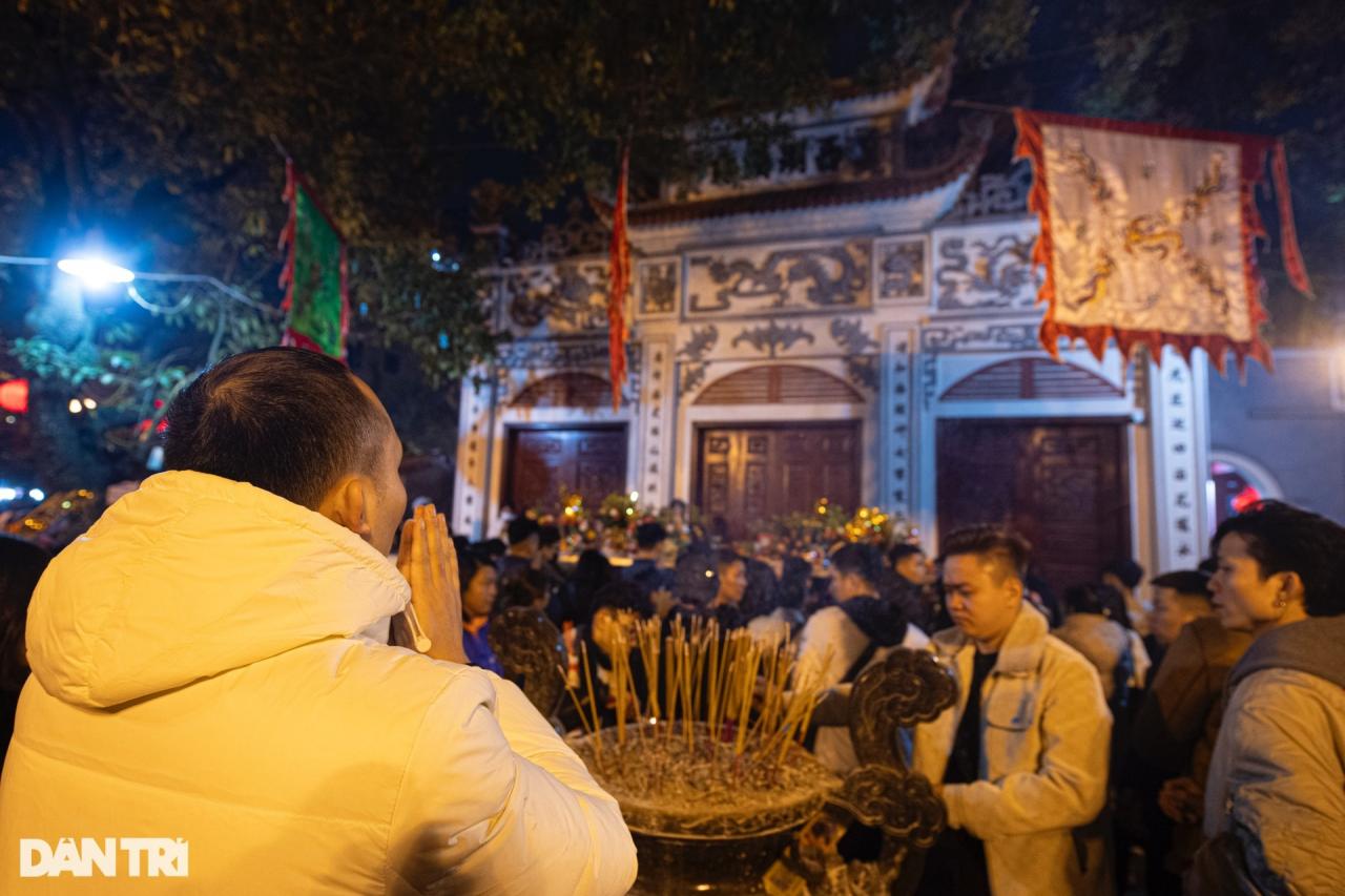 Phủ Tây Hồ, chùa Quán Sứ chật kín người đi lễ đầu năm - 5 Phủ Tây Hồ, chùa Quán Sứ chật kín người đi lễ đầu năm - 5