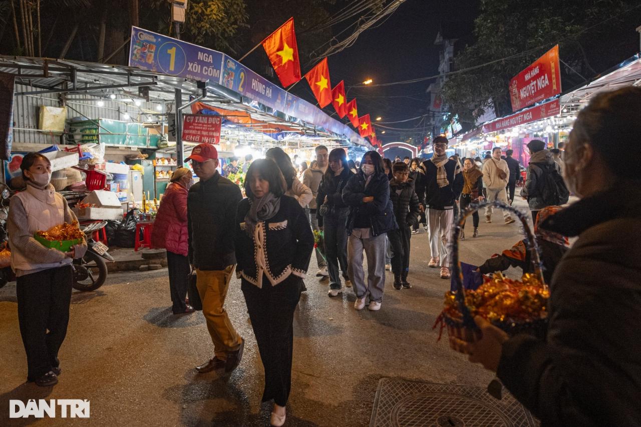 Phủ Tây Hồ, chùa Quán Sứ chật kín người đi lễ đầu năm - 1 Phủ Tây Hồ, chùa Quán Sứ chật kín người đi lễ đầu năm - 1
