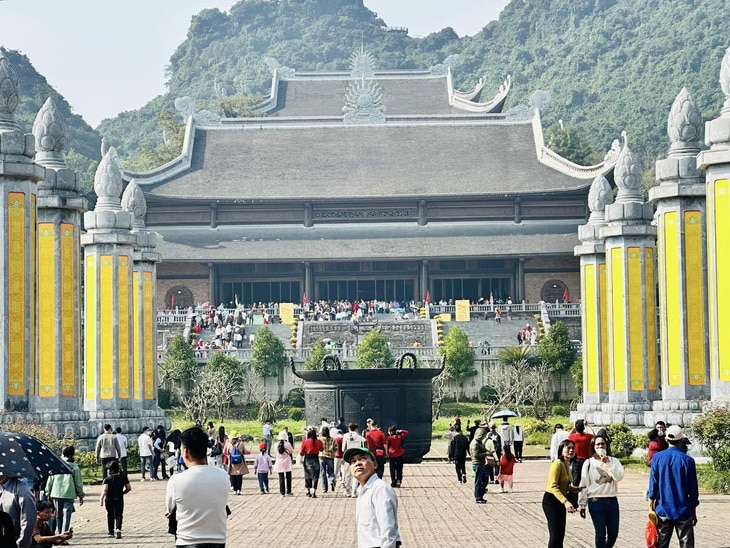 Du khách tham quan chùa Tam Chúc sáng mùng 4 Tết - Ảnh: Chùa Tam Chúc