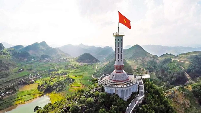 Những cột mốc tiêu biểu của Tổ Quốc mà bạn nhất định phải 'check in' một lần- Ảnh 2. Những cột mốc tiêu biểu của Tổ Quốc mà bạn nhất định phải 'check in' một lần- Ảnh 2.
