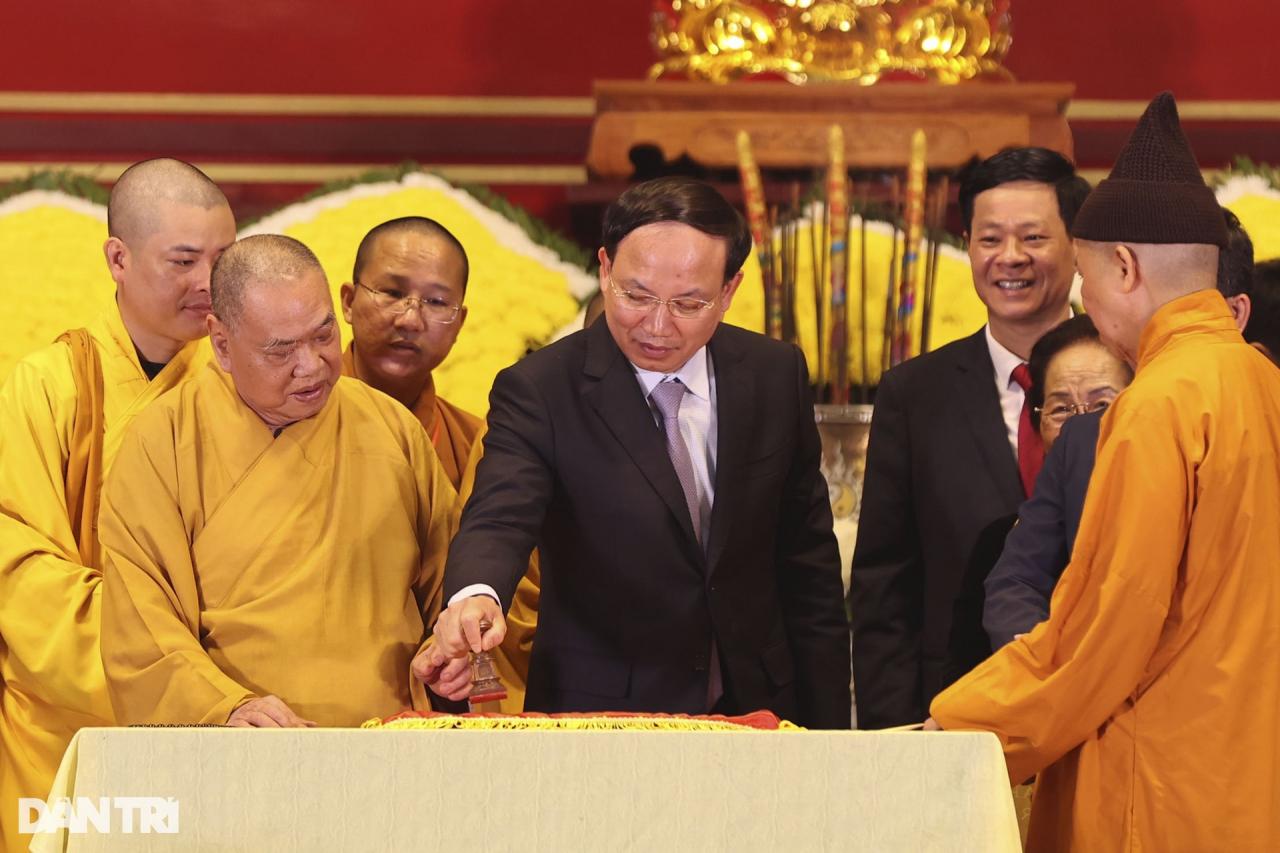 Người dân đội mưa gió chống gậy, vịn lan can lên chùa Đồng Yên Tử - 6 Người dân đội mưa gió chống gậy, vịn lan can lên chùa Đồng Yên Tử - 6