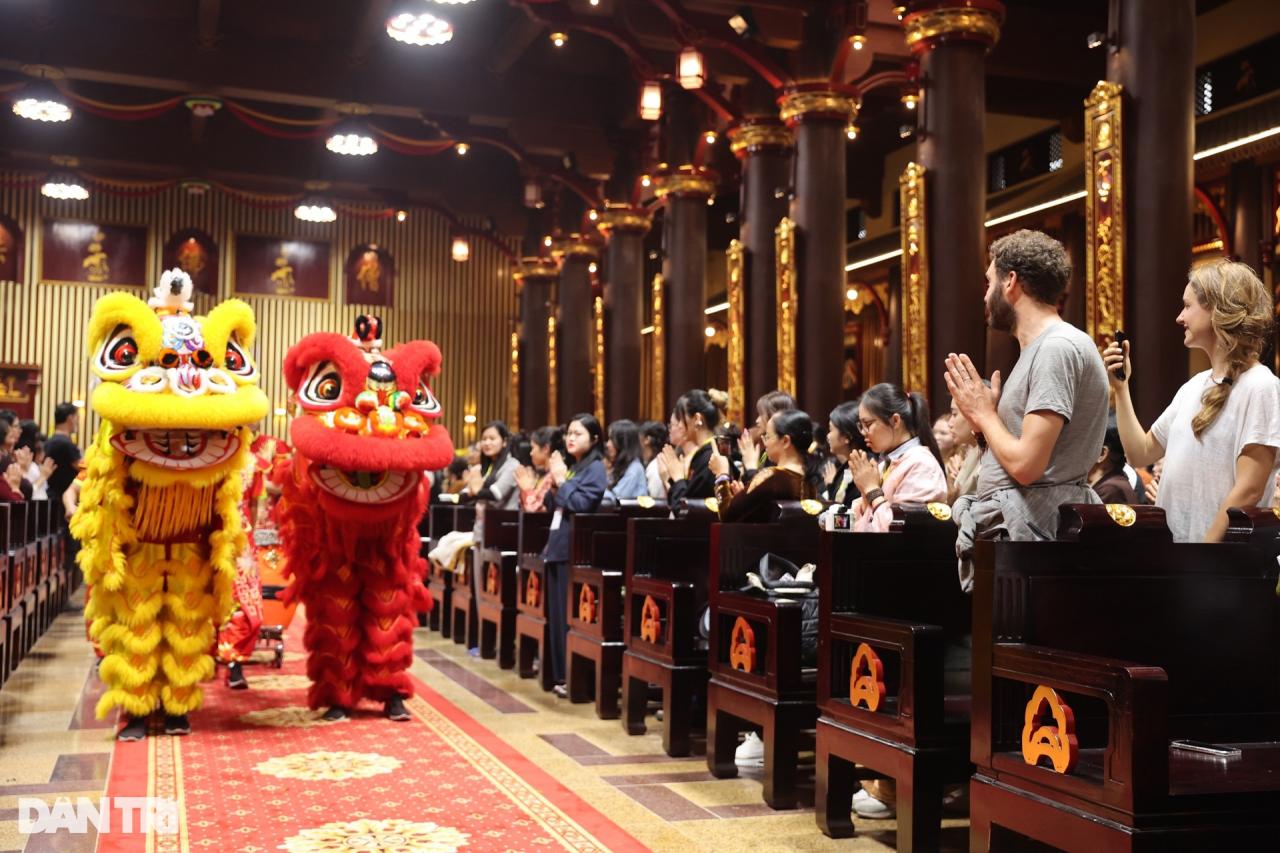 Người dân đội mưa gió chống gậy, vịn lan can lên chùa Đồng Yên Tử - 7 Người dân đội mưa gió chống gậy, vịn lan can lên chùa Đồng Yên Tử - 7