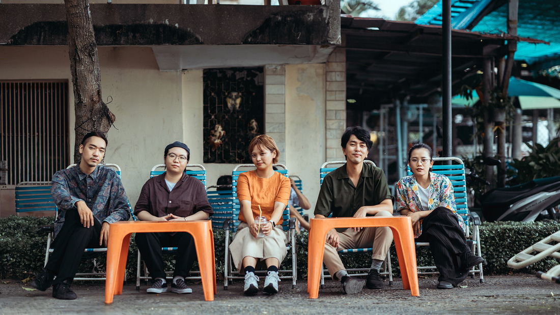 Duyên phận với Việt Nam của 4 người Nhật- Ảnh 3. Kiến trúc sư Yamada Takahito và các thành viên studio của anh - Ảnh: NVCC