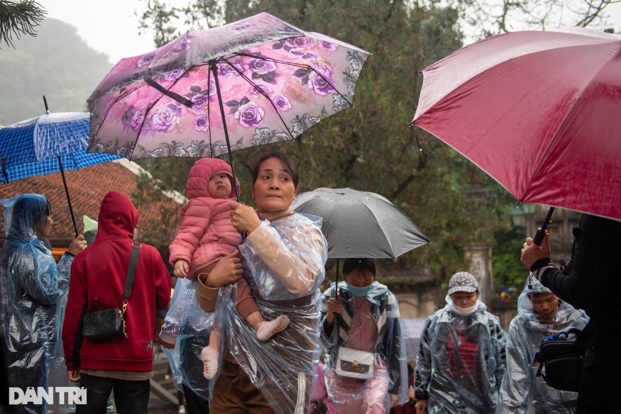 Hàng vạn người dân và du khách đội mưa về khai hội chùa Hương - 9