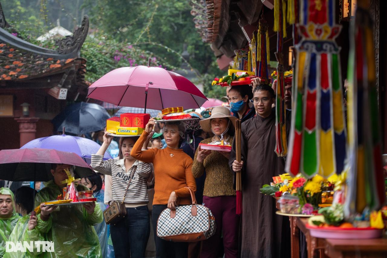 Hàng vạn người dân và du khách đội mưa về khai hội chùa Hương - 10