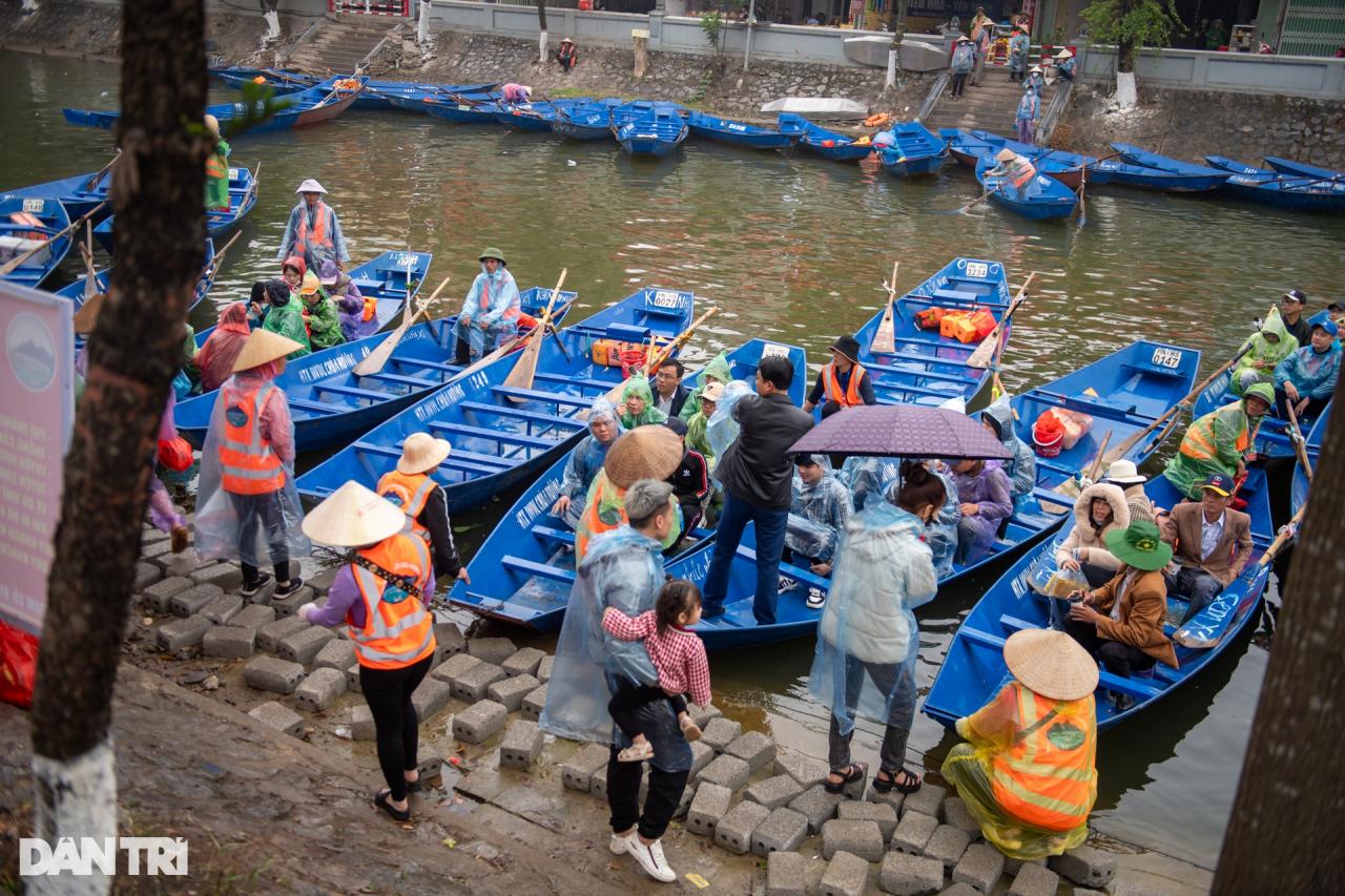 Hàng vạn người dân và du khách đội mưa về khai hội chùa Hương - 5