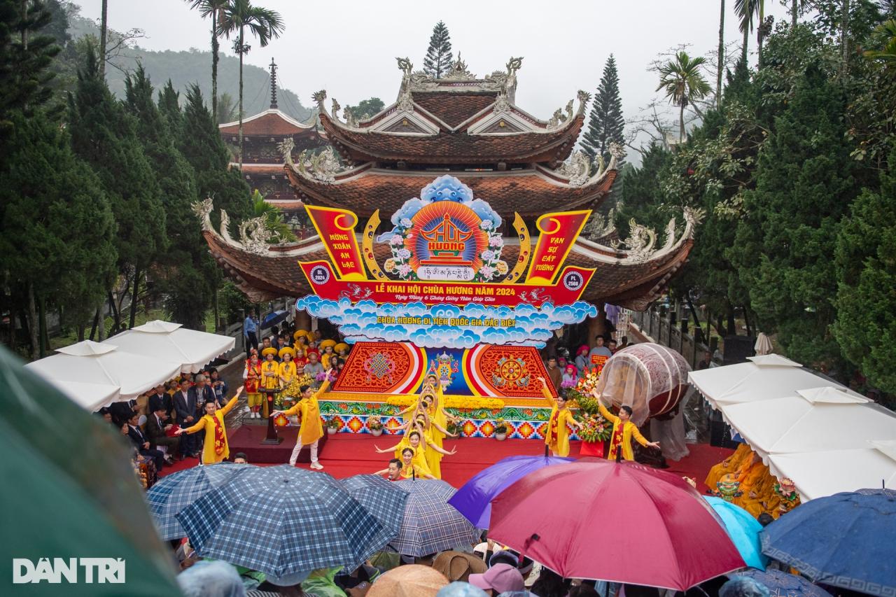 Hàng vạn người dân và du khách đội mưa về khai hội chùa Hương - 12