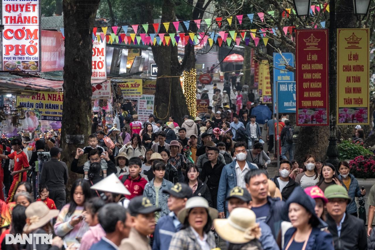 Hàng vạn người dân và du khách đội mưa về khai hội chùa Hương - 14