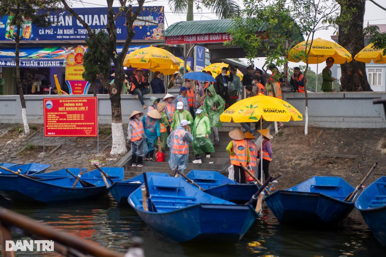 Hàng vạn người dân và du khách đội mưa về khai hội chùa Hương - 4