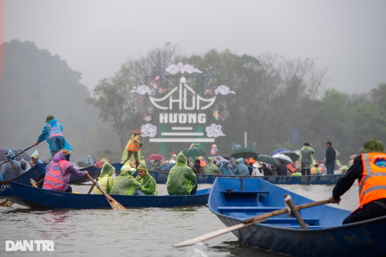 Hàng vạn người dân và du khách đội mưa về khai hội chùa Hương - 6