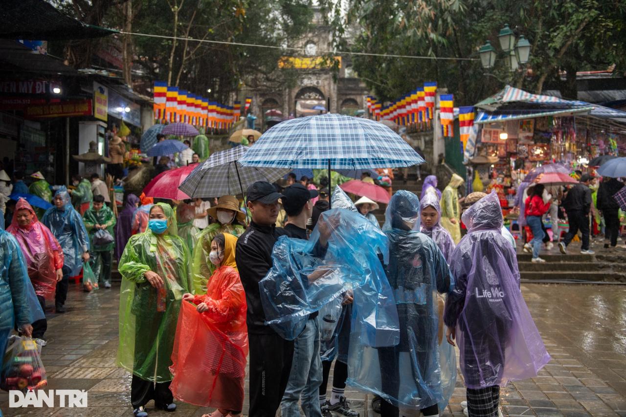 Hàng vạn người dân và du khách đội mưa về khai hội chùa Hương - 8