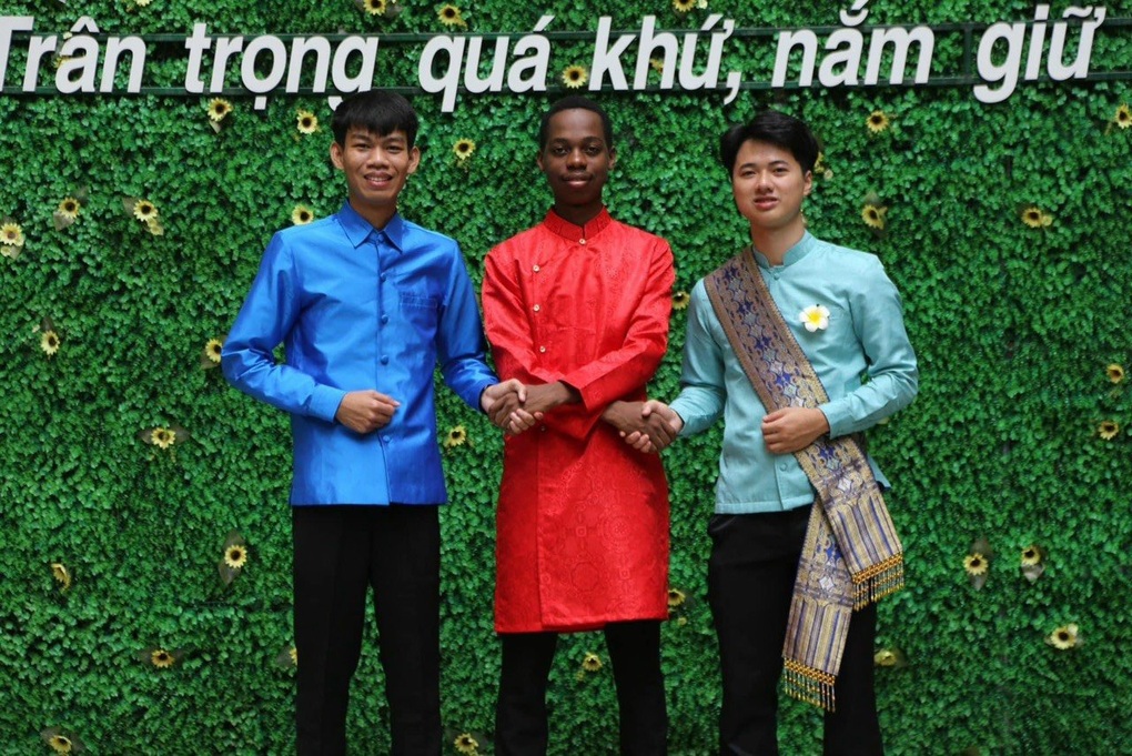 Nam sinh châu Phi tại ĐH Bách khoa gây sốt với vai diễn Đào, phở và piano - 4 Nam sinh châu Phi tại ĐH Bách khoa gây sốt với vai diễn Đào, phở và piano - 4