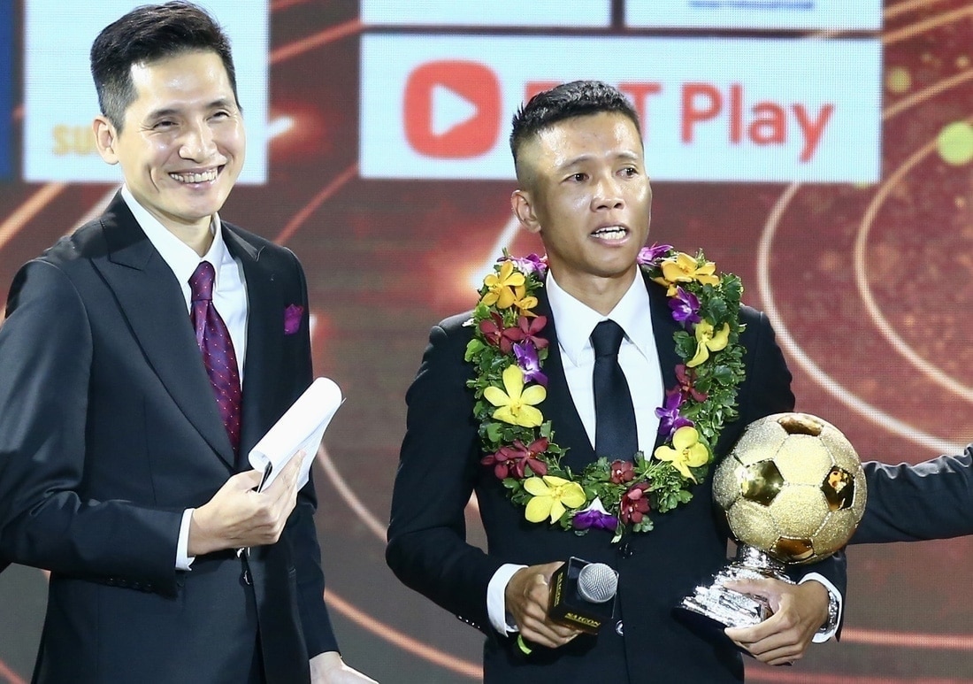 Quả bóng vàng Việt Nam 2023: Phạm Đức Hòa là Quả bóng vàng futsal- Ảnh 3. Phạm Đức Hòa rơi nước mắt khi phát biểu tại Lễ trao giải Quả bóng vàng Việt Nam - Ảnh: QUANG THỊNH