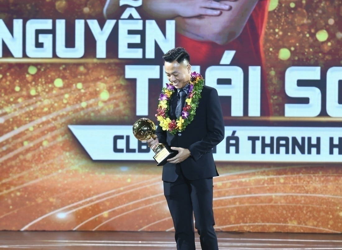 Quả bóng vàng Việt Nam 2023: Thái Sơn là Cầu thủ nam trẻ xuất sắc nhất- Ảnh 3. Khoảnh khắc xúc động của Thái Sơn khi giành danh hiệu Cầu thủ nam trẻ xuất sắc nhất 2023 - Ảnh: QUANG THỊNH