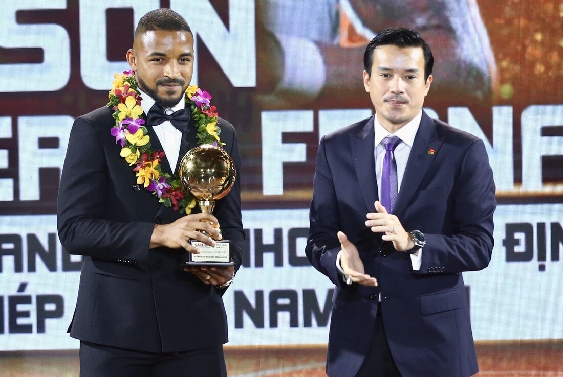 Quả bóng vàng Việt Nam 2023: Rafaelson là ngoại binh xuất sắc nhất- Ảnh 2. Rafaelson nhận giải Cầu thủ nước ngoài xuất sắc nhất từ Phó giám đốc Sở Văn hóa - Thể thao TP.HCM Nguyễn Nam Nhân - Ảnh: QUANG THỊNH