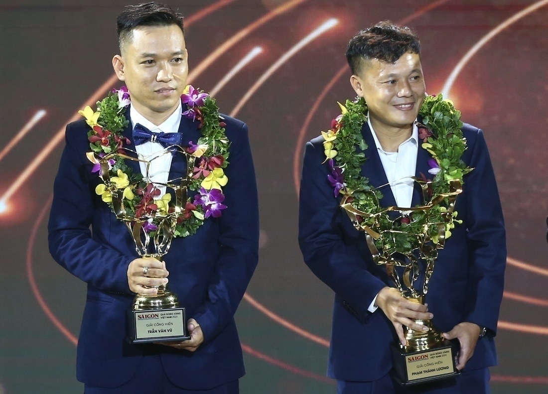 Quả bóng vàng Việt Nam 2023: Thành Lương, Văn Vũ được vinh danh- Ảnh 2. Trần Văn Vũ và Phạm Thành Lương với Giải Cống hiến - Ảnh: QUANG THỊNH