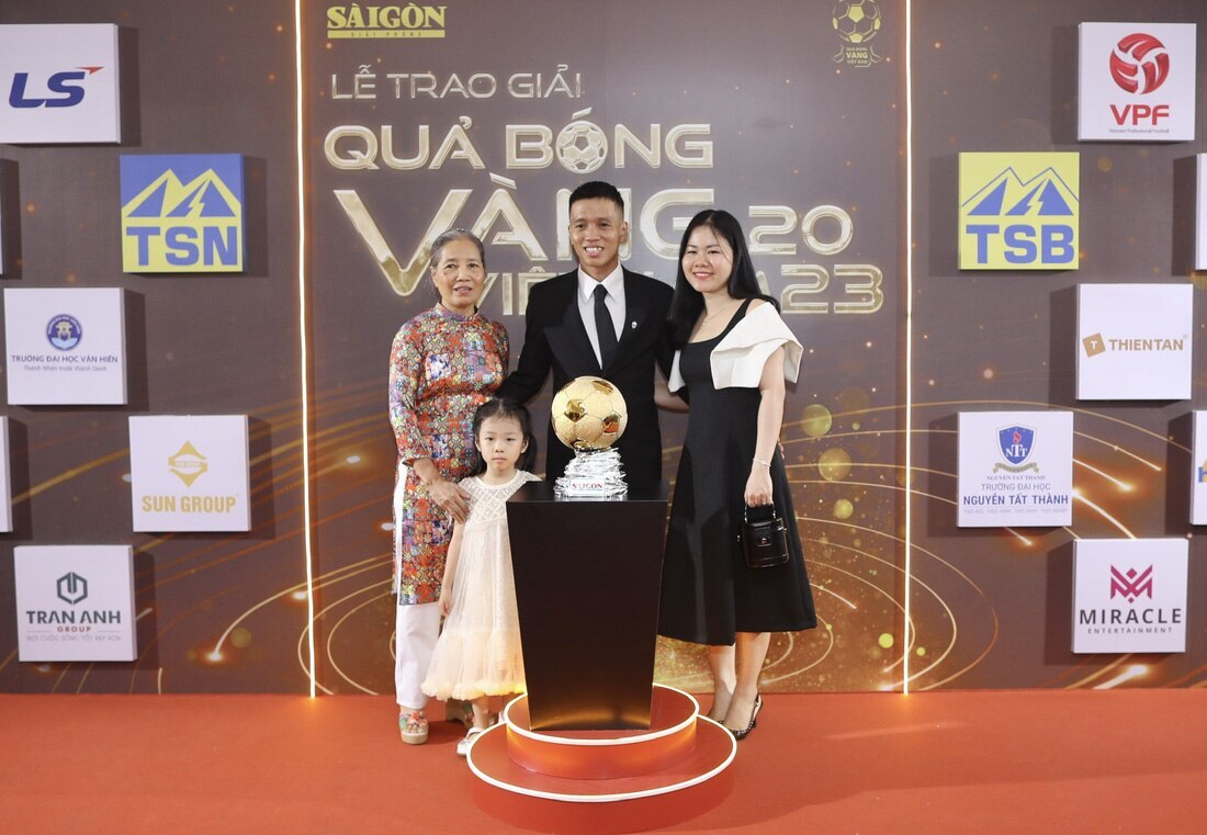 Trực tuyến trao giải Quả bóng vàng Việt Nam 2023 (20h): Tuấn Hải hay Hoàng Đức?- Ảnh 3. Tuyển thủ futsal Phạm Đức Hòa chụp hình lưu niệm cùng gia đình - Ảnh: QUANG THỊNH