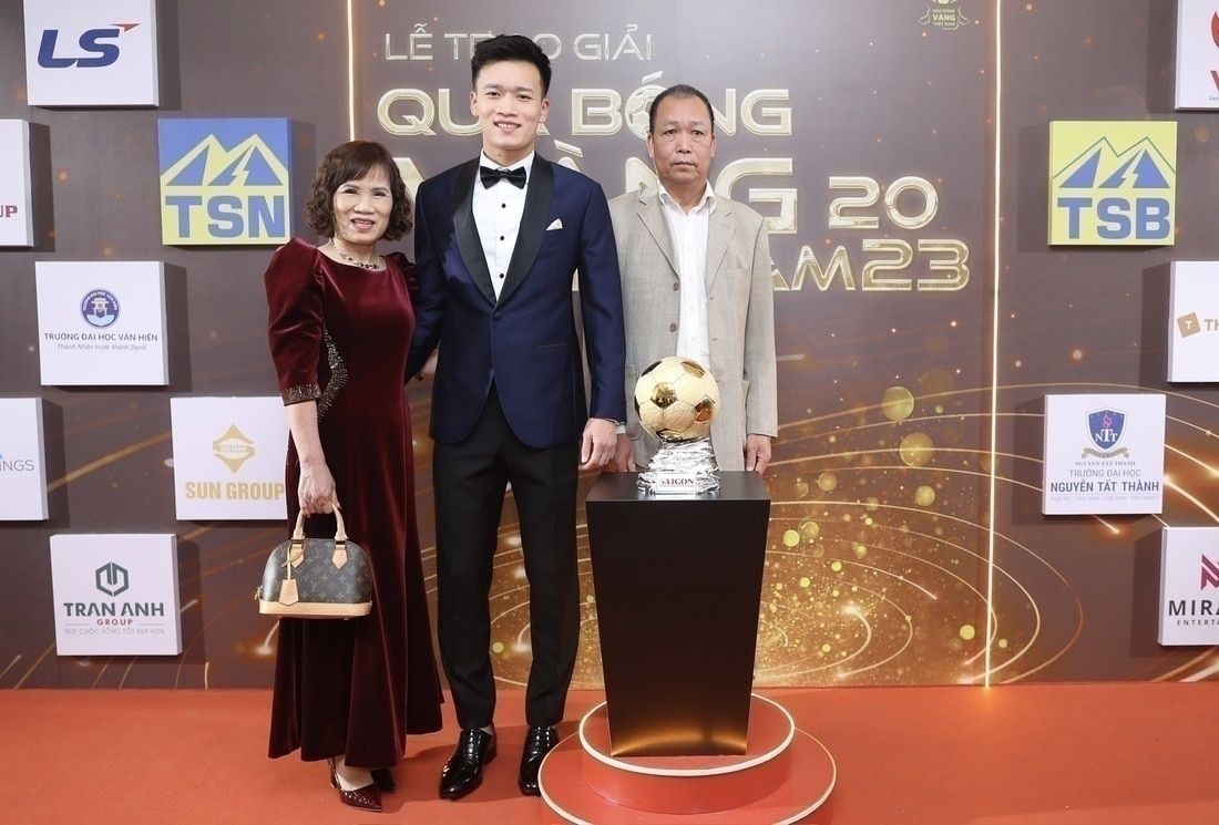 Trực tuyến trao giải Quả bóng vàng Việt Nam 2023 (20h): Tuấn Hải hay Hoàng Đức?- Ảnh 2. Hoàng Đức cùng cha mẹ dự Lễ trao giải Quả bóng vàng 2023 - Ảnh: QUANG THỊNH