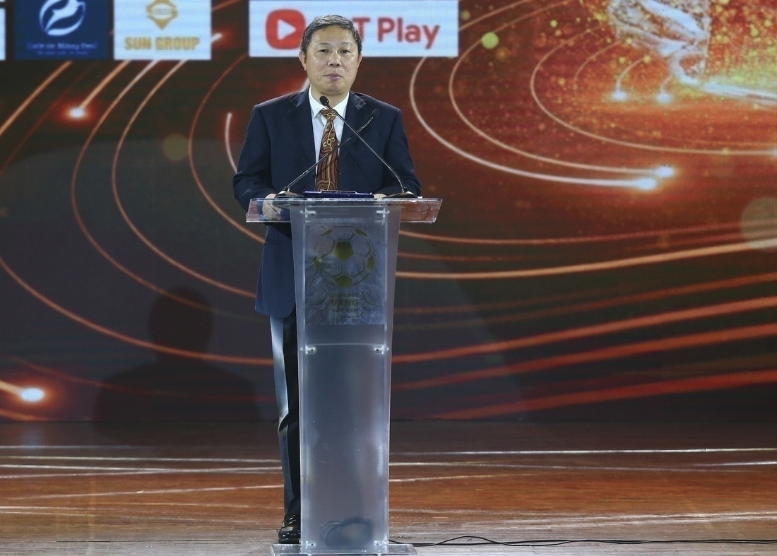 Lễ trao giải Quả bóng vàng Việt Nam 2023: Tuấn Hải hay Hoàng Đức?- Ảnh 2. Phó chủ tịch UBND TP.HCM Dương Anh Đức phát biểu khai mạc - Ảnh: QUANG THỊNH