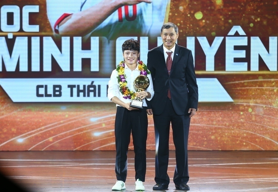 Quả bóng vàng Việt Nam 2023: Ngọc Minh Chuyên là Cầu thủ nữ trẻ xuất sắc nhất- Ảnh 2. HLV Mai Đức Chung trao giải cho Ngọc Minh Nguyên - Ảnh: QUANG THỊNH