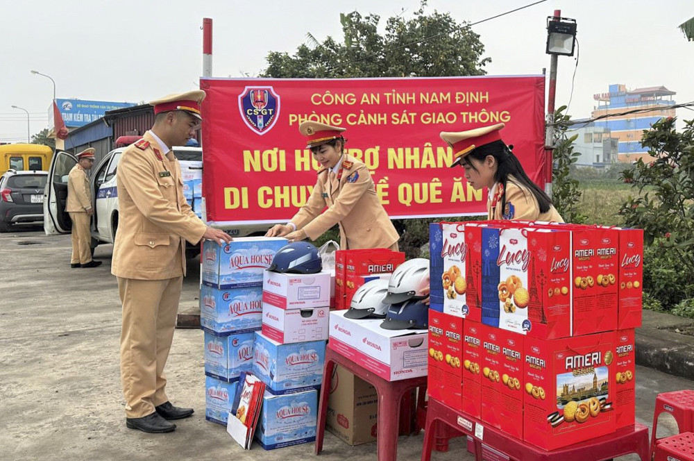 tang-qua-cong-an-nam-dinh-2-1253 - Vietnam.vn tang qua cong an nam dinh 2.jpg