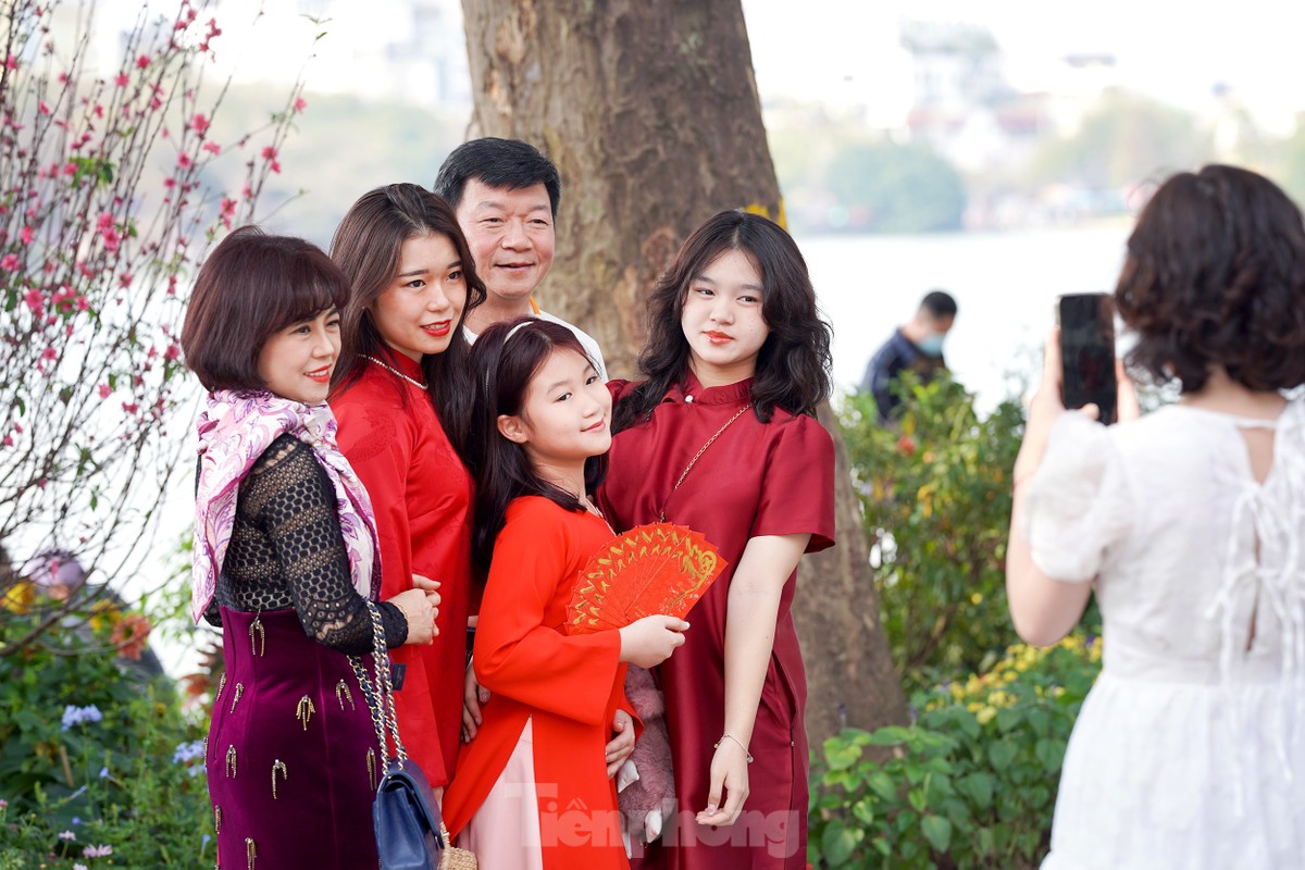 tp-ho-guom-chieu-mung-3-tet-5-8631-3 - Vietnam.vn Nắng ấm, hồ Hoàn Kiếm đông nghịt người chiều mùng 3 Tết ảnh 3
