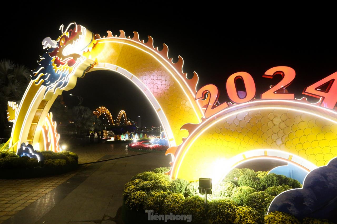 tp-xem-linh-vat-rong-da-nang-phun-nuoc-phun-lua-12-1577-3 - Vietnam.vn Chen chân xem linh vật rồng Đà Nẵng 'phun nước, phun lửa' ảnh 11